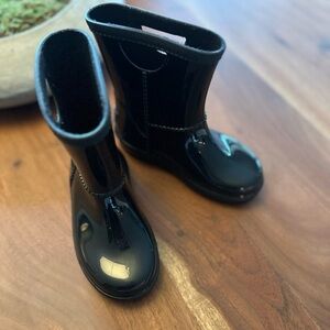 Girls Ugg patten leather pull on boot